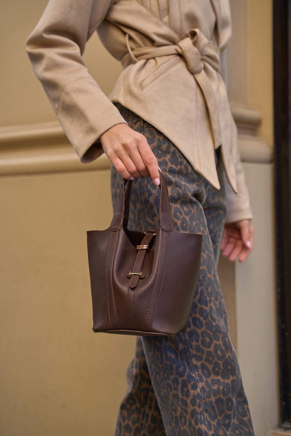 Kilit Aksesuarlı Sepet Çanta