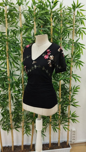 Bluză de damă din viscoză cu mânecă scurtă, broderie florală și decolteu în V, 24340