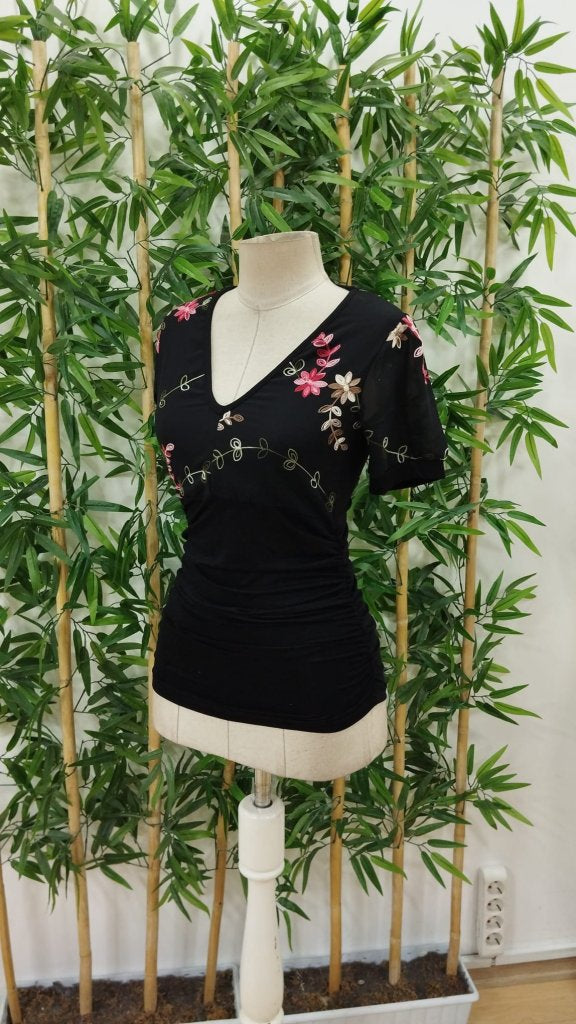 Bluză de damă din viscoză cu mânecă scurtă, broderie florală și decolteu în V, 24340