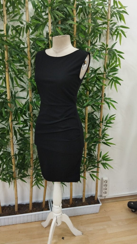 Rochie de damă fără mâneci din crep importat, cu detalii laterale încrețite, 24411