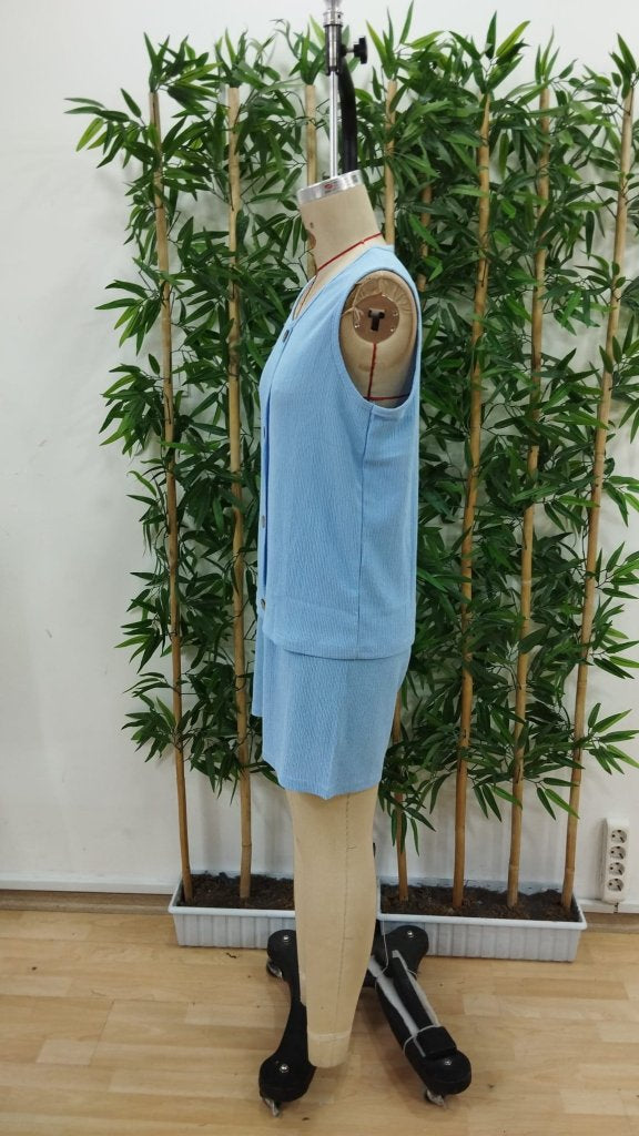 Set de două piese pentru femei, bluză și pantaloni scurți, fără mâneci, cu decolteu în V și nasturi în față, 26382