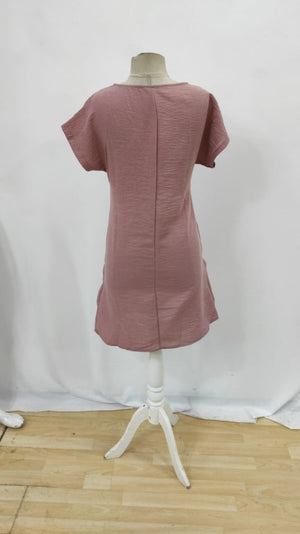 Rochie de damă din in importat, cu mânecă scurtă, decolteu deschis, închidere cu fermoar și detalii cu buzunare, 26301