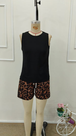 Set de două piese pentru femei, cu maiou din viscoză, guler rotund și bretele, și pantaloni scurți cu imprimeu leopard, 31709