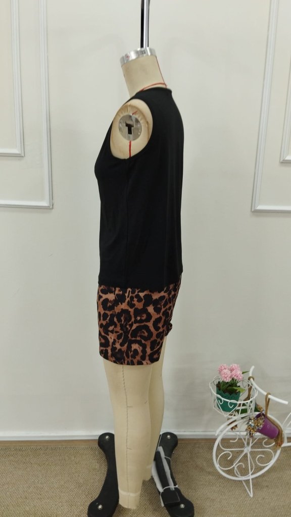 Set de două piese pentru femei, cu maiou din viscoză, guler rotund și bretele, și pantaloni scurți cu imprimeu leopard, 31709