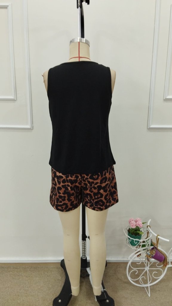 Set de două piese pentru femei, cu maiou din viscoză, guler rotund și bretele, și pantaloni scurți cu imprimeu leopard, 31709