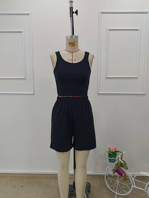Set de două piese pentru femei, bluză scurtă cu bretele, guler rotund, răsucită, și pantaloni scurți, 32372