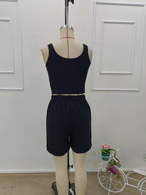 Set de două piese pentru femei, bluză scurtă cu bretele, guler rotund, răsucită, și pantaloni scurți, 32372