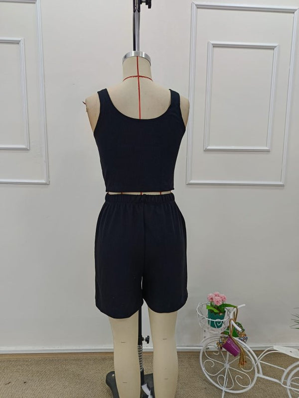 Set de două piese pentru femei, bluză scurtă cu bretele, guler rotund, răsucită, și pantaloni scurți, 32372