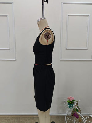 Set de două piese pentru femei, bluză scurtă cu bretele, guler rotund, răsucită, și pantaloni scurți, 32372