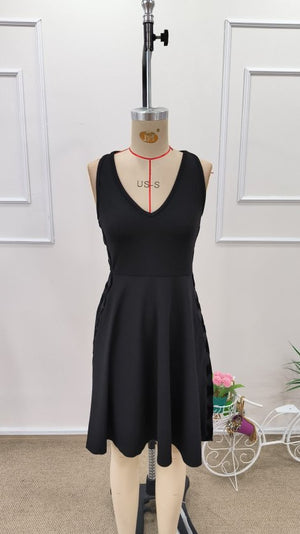 Rochie scurtă din crep strălucitor, cu decolteu adânc în V, cu bretele și detalii laterale din tul, 32638