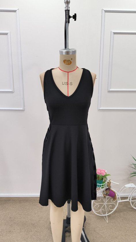 Rochie scurtă din crep strălucitor, cu decolteu adânc în V, cu bretele și detalii laterale din tul, 32638