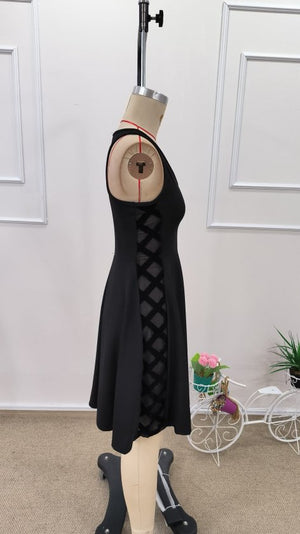Rochie scurtă din crep strălucitor, cu decolteu adânc în V, cu bretele și detalii laterale din tul, 32638