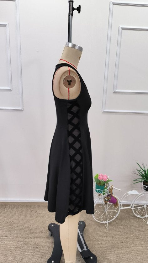 Rochie scurtă din crep strălucitor, cu decolteu adânc în V, cu bretele și detalii laterale din tul, 32638