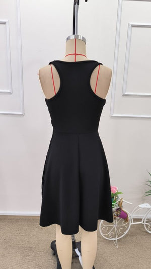 Rochie scurtă din crep strălucitor, cu decolteu adânc în V, cu bretele și detalii laterale din tul, 32638