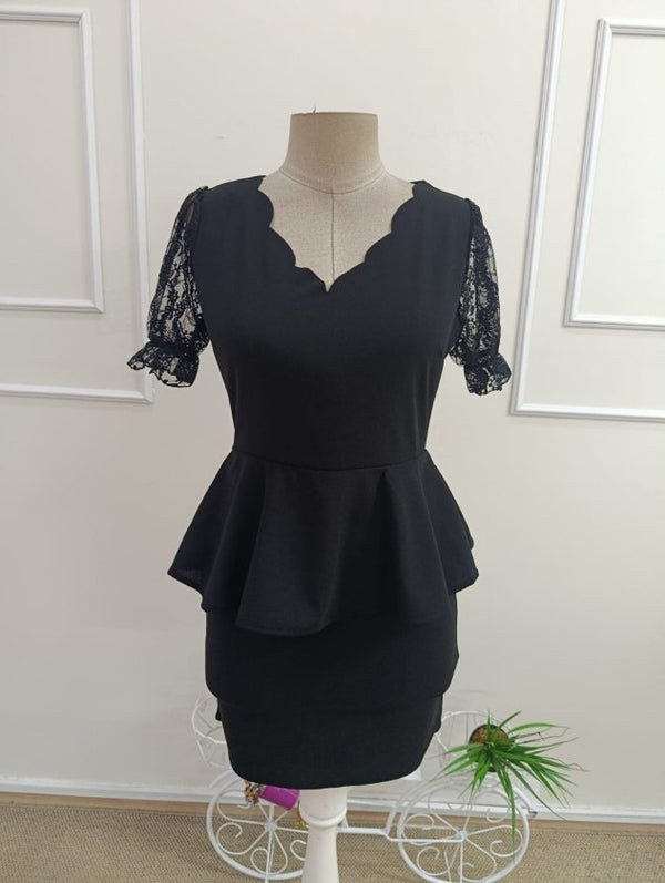 Rochie scurtă din crep importat, cu mânecă scurtă, decolteu în V, dantelă și talie cu volane, 33318