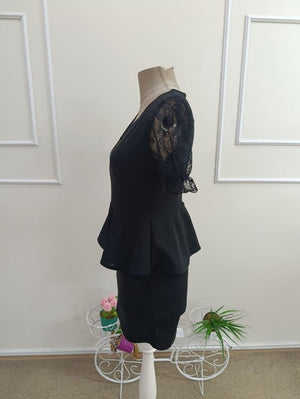 Rochie scurtă din crep importat, cu mânecă scurtă, decolteu în V, dantelă și talie cu volane, 33318