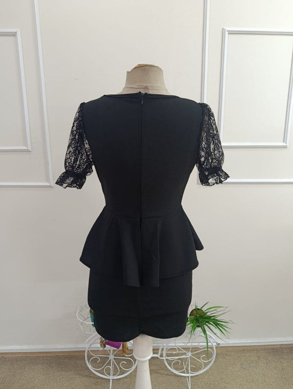 Rochie scurtă din crep importat, cu mânecă scurtă, decolteu în V, dantelă și talie cu volane, 33318