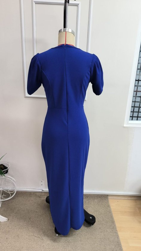 Rochie de damă din crep importat, cu mânecă scurtă și decolteu înfășurat, cu accesoriu floral în talie și crăpătură, 33976