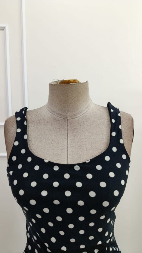 Rochie midi din crep tricotat, cu buline, decolteu în V și bretele, cu încrețituri laterale, pentru femei, 34551