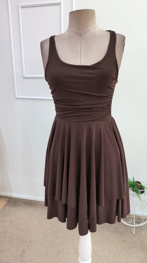 Rochie scurtă de damă cu volane, model nisipos, cu guler rotund și bretele, 34592