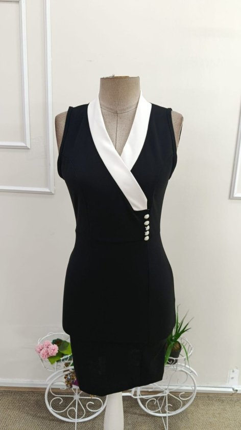 Rochie scurtă din crep importat, cu umeri goi, decolteu încrucișat, cu nasturi și detalii în jurul gulerului, 34648