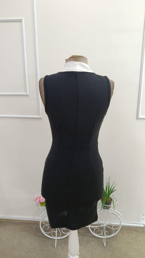 Rochie scurtă din crep importat, cu umeri goi, decolteu încrucișat, cu nasturi și detalii în jurul gulerului, 34648