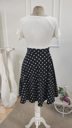 Rochie scurtă din crep tricotat cu buline și decolteu în V pentru femei, cu mânecă scurtă, 34697