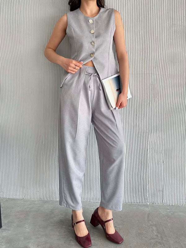 Costum gri plisat cu nasturi aurii și vestă
