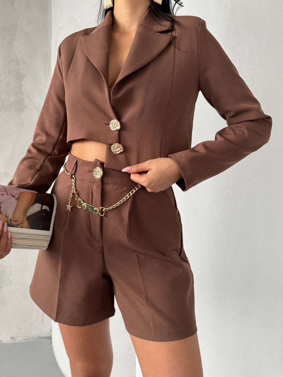 Set jachetă și pantaloni scurți cu curea de lanț - Maro