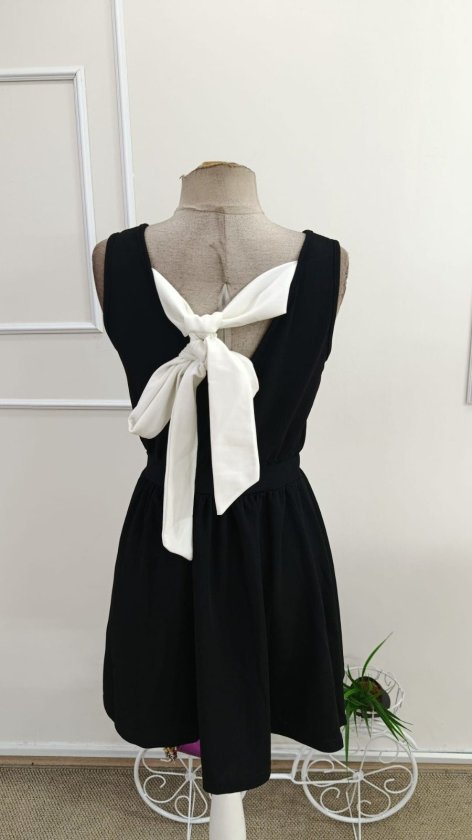 Rochie scurtă din crep strălucitor, cu decolteu înfășurat, bretele și fundă la spate, 33491