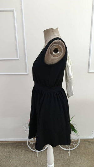 Rochie scurtă din crep strălucitor, cu decolteu înfășurat, bretele și fundă la spate, 33491