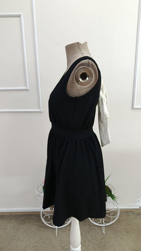 Rochie scurtă din crep strălucitor, cu decolteu înfășurat, bretele și fundă la spate, 33491