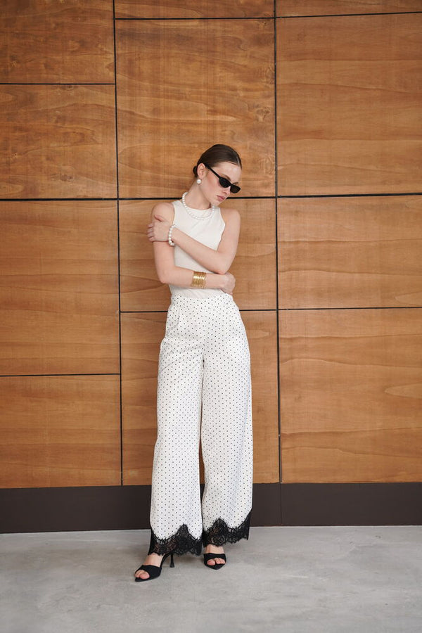 Pantaloni din satin cu buline și tiv din dantelă - Crem | D2970 - Topshow