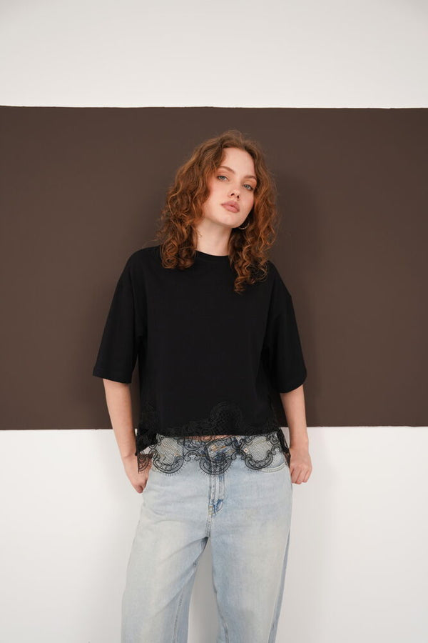 Tricou cu guler rotund și detalii din dantelă, en-gros - Negru | D3002 - Topshow