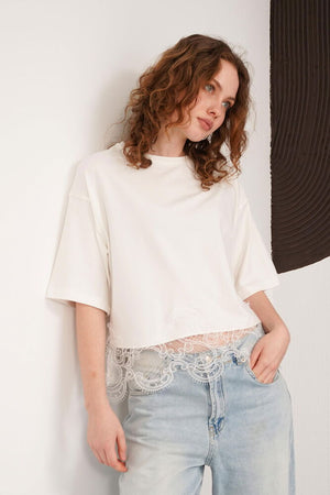 Tricou cu guler rotund și detalii din dantelă, en-gros - Crem | D3002 - Topshow