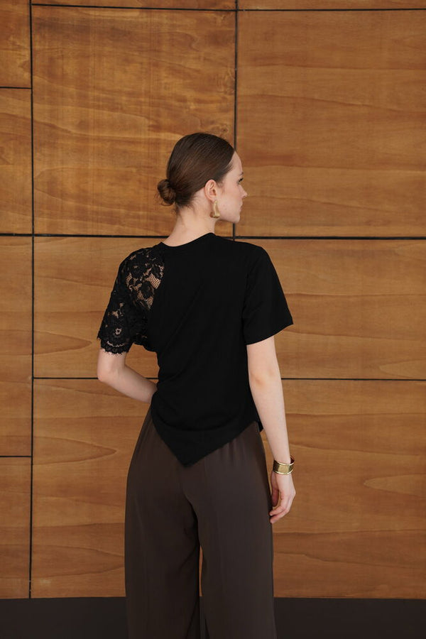 Tricou en-gros cu detalii de dantelă și tiv în formă de V - Negru | D2964 - Topshow