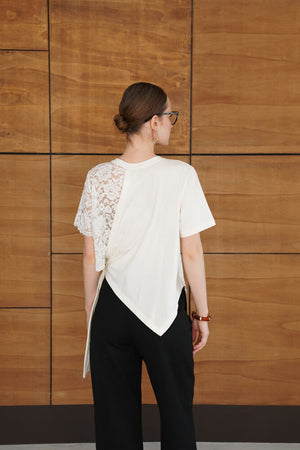 Tricou en-gros cu detalii de dantelă și tiv în formă de V - Crem | D2964 - Topshow