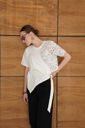 Tricou en-gros cu detalii de dantelă și tiv în formă de V - Crem | D2964 - Topshow