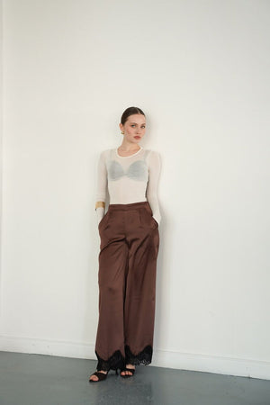 Pantaloni din satin cu tiv din dantelă, en-gros - Cafea | D2969 - Topshow
