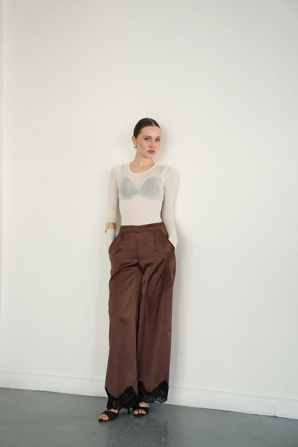 Pantaloni din satin cu tiv din dantelă, en-gros - Cafea | D2969 - Topshow