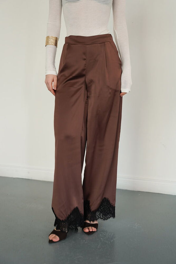 Pantaloni din satin cu tiv din dantelă, en-gros - Cafea | D2969 - Topshow