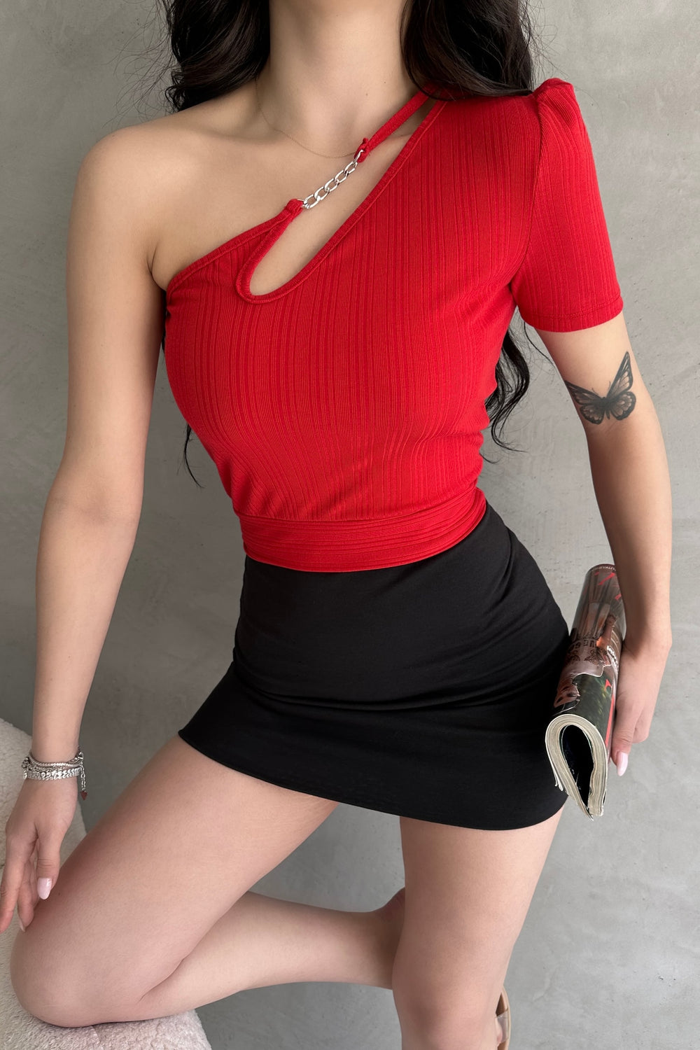 Tek Omuz Zincir Detaylı Crop Bluz