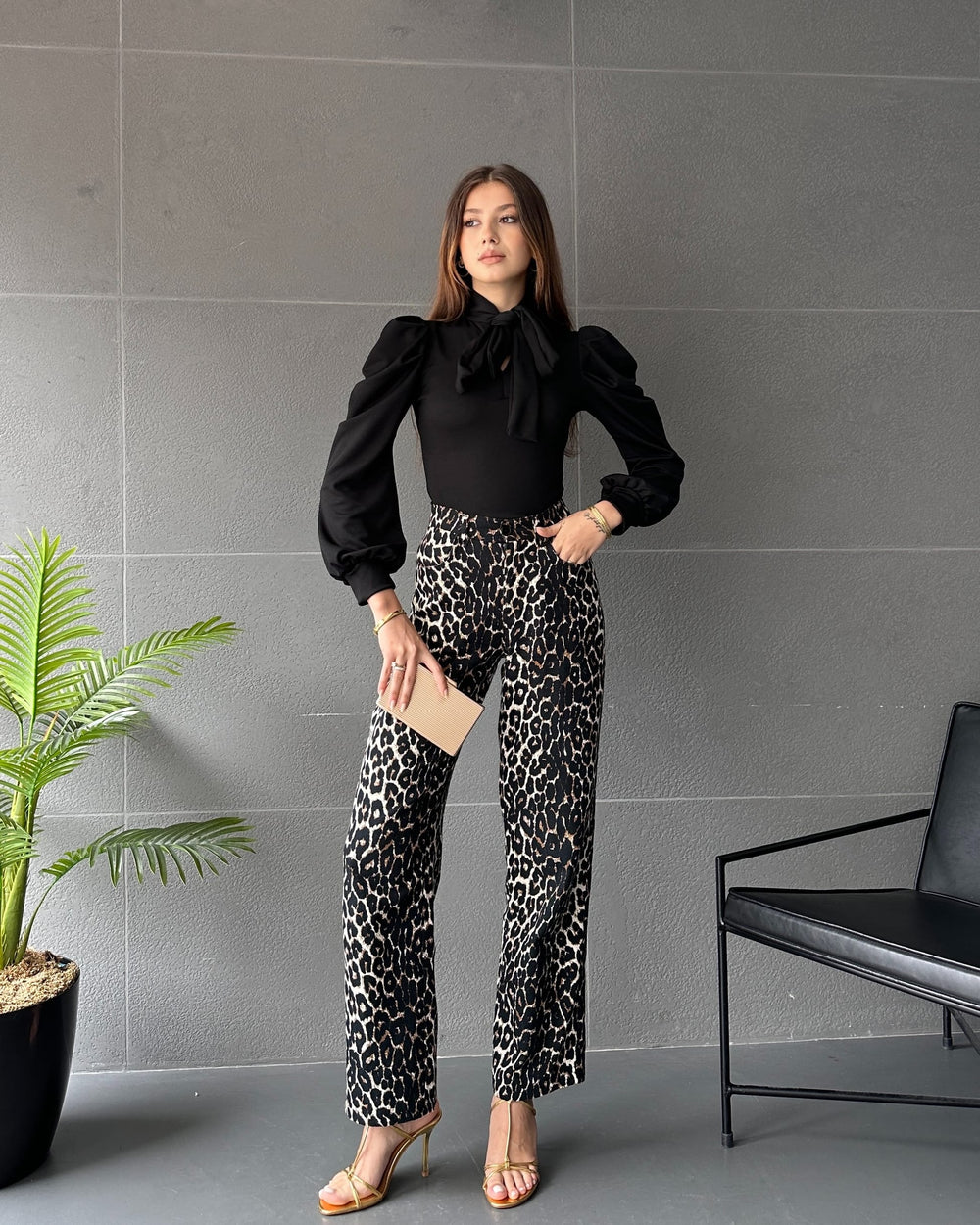 Yakası Bağcıklı Kolu Manşet Detaylı Bluz