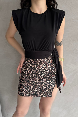 Omuzu Vatkalı Beli Kuşaklı Bluz