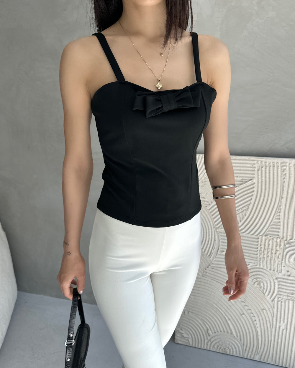 İp Askılı Yakası Fiyonk Detaylı Crep Bluz