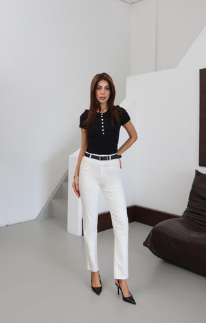 Blugi Off-White cu talie înaltă, croială adâncă, și curea