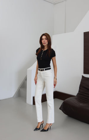 Blugi Off-White cu talie înaltă, croială adâncă, și curea