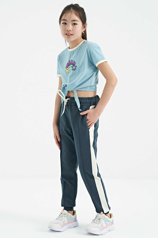 Tommylife Toptan Açık Mavi Baskı Detaylı O Yaka Çok Renkli Bağlama Detaylı Kız Çocuk T-Shirt - 75113