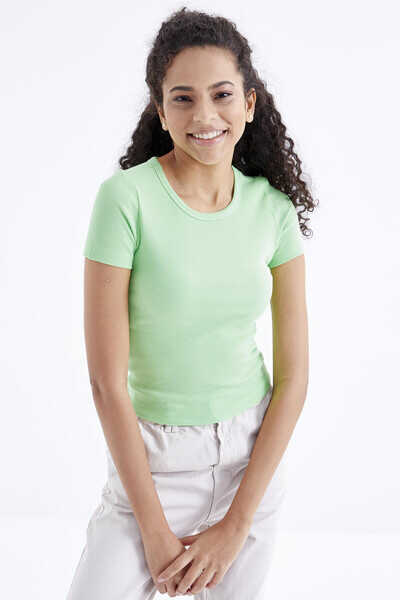Tricou damă Tommylife Wholesale, verde fistic, simplu, cu mânecă scurtă și guler rotund - 97202