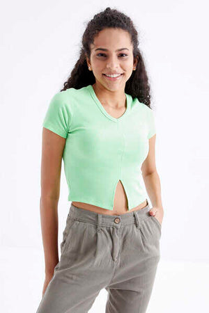 Tommylife Toptan Fıstık Yeşil Basic Önü Yırtmaçlı V Yaka Kadın Crop Top T-Shirt - 97206